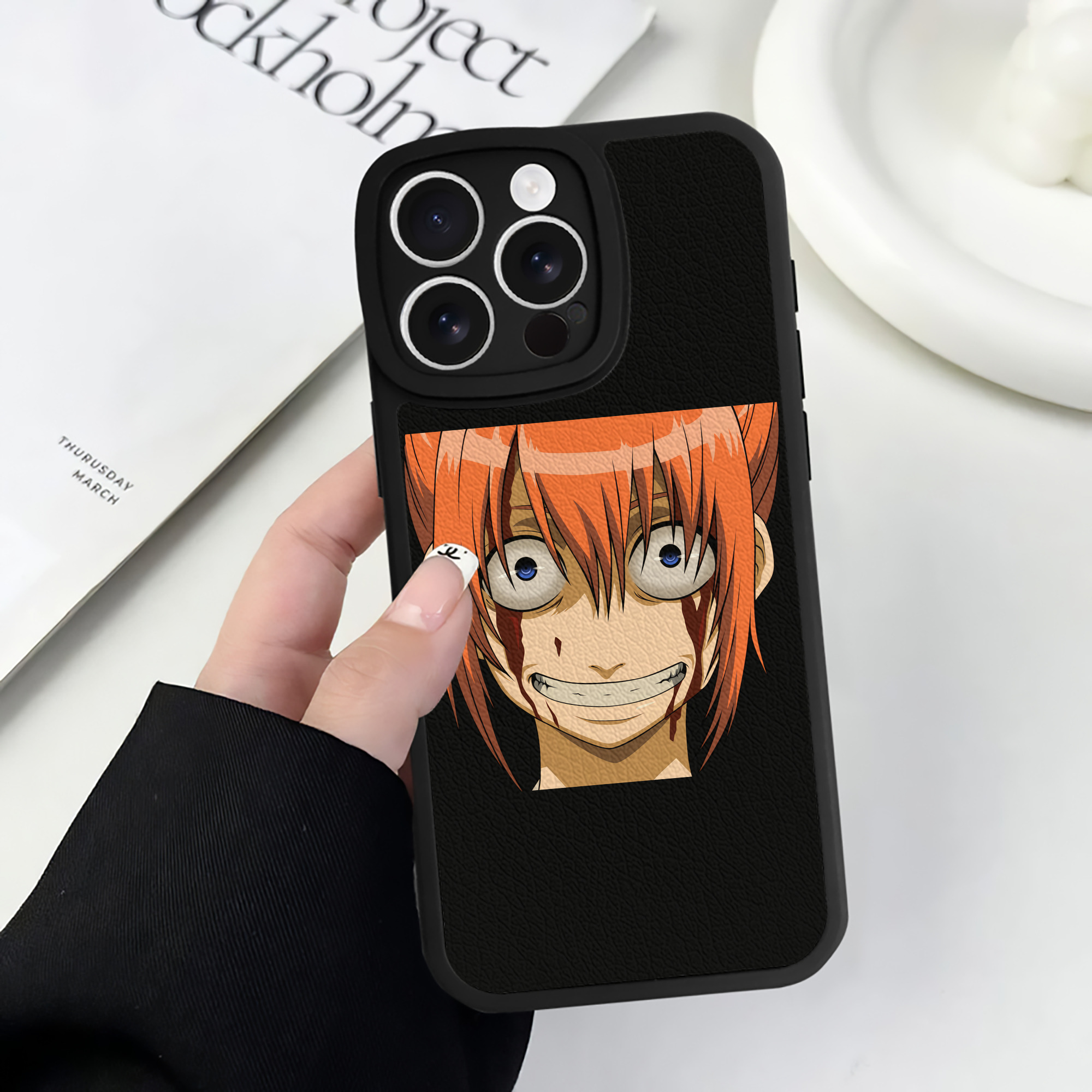 （画像用） ぎんたま 坂田銀時（さかたぎんとき） 神楽 志村新八（しむら しんぱち） GINTAMA Sakata Gintoki Kagura Shimura Shinpachi 【iPhone 16シリーズ対応】シリコンスマホケース（レザー調） 材質：シリコン